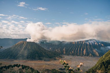 Bromo Volkanı 'nın puslu manzarası. Java Ulusal Parkı 'nda Semeru Dağı' yla sisli bir sabah.