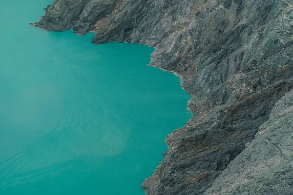 Κάτοψη Της Γαλάζιας Λίμνης Στα Βουνά Γραφική Θέα Της Λιμνοθάλασσας — Φωτογραφία Αρχείου