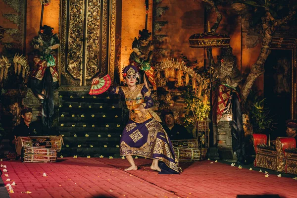 Балийская Женщина Танцует Культурном Шоу Традиционные Балийские Танцы Красочной Оценкой — стоковое фото