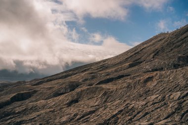 Bromo Dağı kraterinin sisli manzarası. Endonezya 'daki Semeru Ulusal Parkı volkanik rezervasyonu