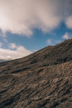 Bromo Dağı volkanı kuru lav dokusu. Semeru dağı ve volkanik manzara