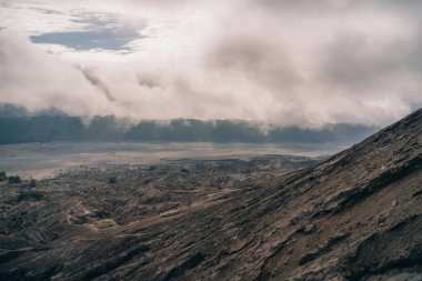 Bromo Dağı kraterinin sisli manzarası. Endonezya 'daki Semeru Ulusal Parkı volkanik rezervasyonu