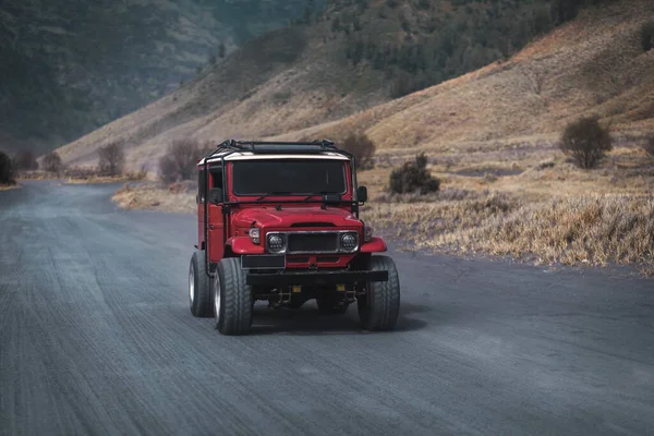 Bromo Yolunda Kırmızı Bir Cip Sürerken Yakın Çekim Dağ Volkanı — Stok fotoğraf