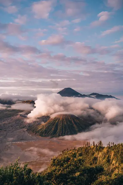 Vista Paisagem Vulcão Monte Bromo Nebuloso Manhã Nebulosa Parque Nacional — Fotografia de Stock