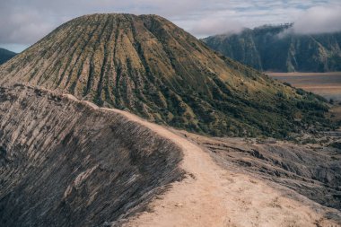 Bromo Dağı 'na giden patika manzarası. Bromo yanardağının tepesine doğru bir rota çiziyor.