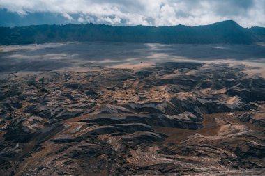 Yamaçtan Bromo Dağı 'nın dokusunun yakın görüntüsü. Semeru Tengger rezervasyonu manzarası