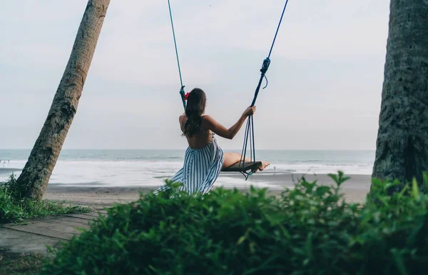Kembali Melihat Gadis Berayun Ayunan Dengan Pemandangan Laut Yang Indah — Stok Foto