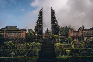 Pura Lempuyang 'ın bulutlu gökyüzü manzarası. Bali 'deki cennetin kapıları, Bali mimari binası.