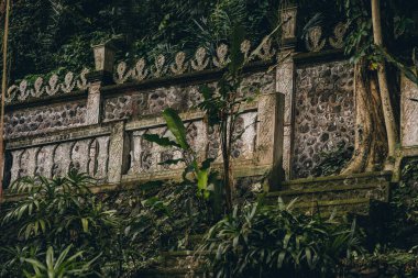 Bali Mimari Tapınağı 'nın yakın çekimi. Geleneksel bali taşı kıvrımlı çit ve duvar