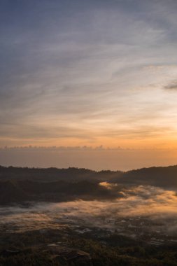 Gün doğumunun erken saatlerinde Batur Dağı 'nda bulutlar. Batur yanardağını kaplayan şafak sisi