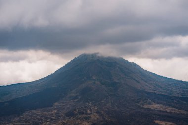 Batur Dağı 'nın bulutlardaki manzarası. Batur yanardağında sabah sisi.