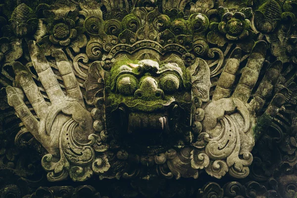 Close Shot Van Stenen Gezicht Standbeeld Apenbos Balinese Beeldhouwkunst Architectuur — Stockfoto
