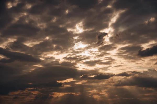 Obloha Neuvěřitelným Západem Slunce Paprsky Prorážející Mraky — Stock fotografie