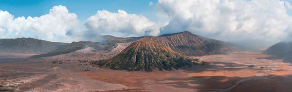 Superpano Fotka Sopky Bromo Oblačnou Modrou Oblohou Indonéský Národní Park — Stock fotografie