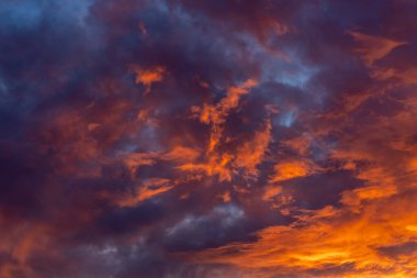 Gün batımında turuncu, kırmızı ve mor kabarık bulutlu dramatik, kanlı gökyüzü