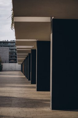 Modern konut binasının ya da ofisinin beton sütunları, perspektif