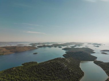 Hırvatistan 'ın başkenti Ulusal Park' taki Telascica körfezinin insansız hava aracı görüntüsü. Dalmaçya sahillerinde ufukta küçük kayalık arazi, adalar ve su var.