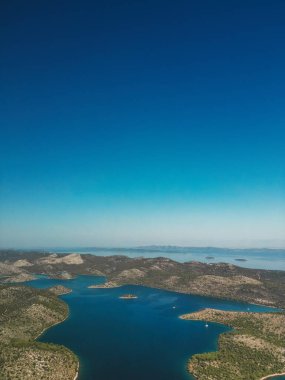 Hırvatistan 'ın Dugi Otok adasının güneydoğu kesiminde su yakınında kayalar ve ormanlar bulunan Telascica körfezinin insansız hava aracı görüntüsü.