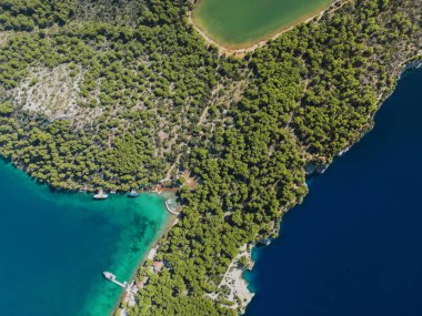 Hırvatistan 'ın Telascica Ulusal Parkı' ndaki derin turkuaz ve zümrüt mavisi su ve karanın hava aracı görüntüsü