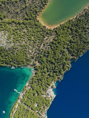 İnsansız hava aracı, Hırvatistan 'ın Telascica Ulusal Parkı' ndaki küçük tekneli rustik ahşap iskele üzerinden doğrudan görülüyor.