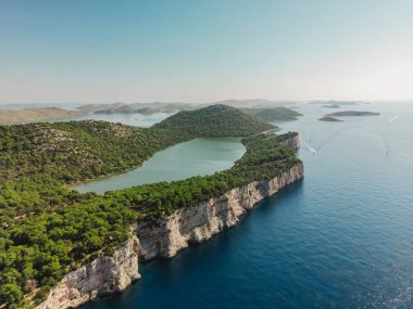 Uçurumlar ve ormanlı Telascica Doğa Parkı, Mir tuz gölü, Hırvatistan