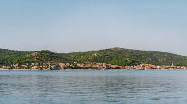 Adriyatik Denizi, Dugi Otok Adası ve Hırvatistan 'ın kıyı şeridinde kırmızı çatıları olan köy evleri