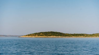 Dugi Otok adasındaki kıyı şeridi, açık gökyüzü ve Adriyatik Denizi ve Hırvatistan 'ın dalgaları