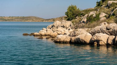 Güneş ışığı altında Dugi Otok adasının kayalık sahili, Adriyatik Denizi, Hırvatistan