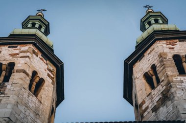 Polonya 'nın Krakow kentindeki yeşil kubbelerde haçları olan iki eski Katolik kilise kulesi.