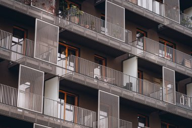 Konut daireli modern cephe, balkonunda çelik dekorlu dış görünüş, köşegen manzara.