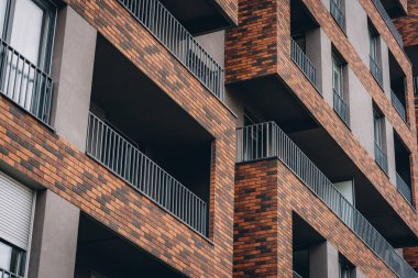 Modern Avrupa binaları balkon dekorasyonu için kırmızı ve siyah tuğlalı cephe
