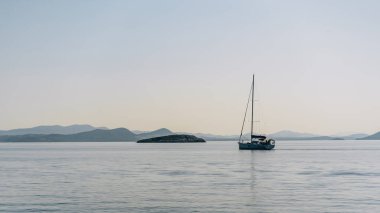 Deniz dalgalarıyla Dugi Otok adasına giden modern lüks yat, Hırvatistan 'da deniz gezisi