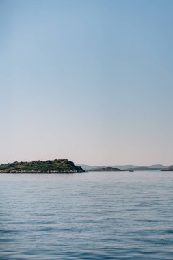 Açık mavi gökyüzü altında kayalık arazi, Adriyatik Denizi, Hırvatistan 'daki Dugi Otok adası dağları
