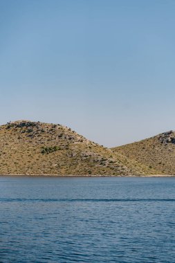 Hırvatistan 'ın Adriyatik Denizi' nin mavi sularındaki Dugi Otok adasının çöl kumsalı ve kayalıkları
