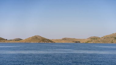 Ufuktaki Dugi Otok adasının kuru tepe arazisi, Hırvatistan 'ın Adriyatik Denizi' ndeki manzaralı istikamet