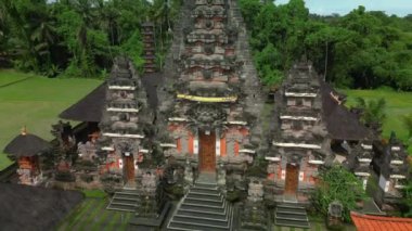 Güzel, karmaşık, geleneksel Hinduizm taşından bale tapınağının havadan görünüşü. Kutsal Asya Pura mimarisi, Endonezya