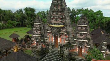 Güzel, karmaşık, geleneksel Hinduizm taşından bale tapınağının havadan görünüşü. Kutsal Asya Pura mimarisi, Endonezya