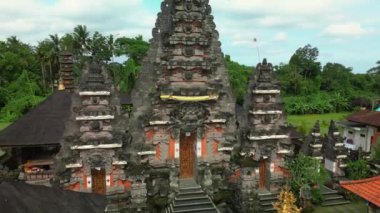 Güzel, karmaşık, geleneksel Hinduizm taşından bale tapınağının havadan görünüşü. Kutsal Asya Pura mimarisi, Endonezya