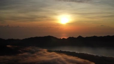 Sabahın erken saatlerinde Batur Dağı 'nda panoramik gündoğumu bulutları. Batur yanardağını kaplayan şafak sisi