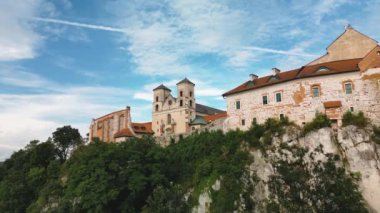 Polonya 'nın Tyniec kentindeki Benedictine Aziz Peter ve Paul Manastırı' nın havadan görünüşü. Manastır avlusunun panoramik manzarası, çatılar ve taş binalar, katolik kilisesinin yeşil çimenleri.