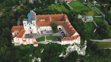 Polonya 'nın Tyniec kentindeki Benedictine Aziz Peter ve Paul Manastırı' nın havadan görünüşü. Manastır avlusunun panoramik manzarası, çatılar ve taş binalar, katolik kilisesinin yeşil çimenleri.