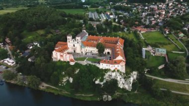 Polonya 'nın Tyniec kentindeki Benedictine Aziz Peter ve Paul Manastırı' nın havadan görünüşü. Eski Katolik manastırı. Kuleleri, kırmızı çatıları, dini ve tarihi su üzerindeki kayalar.