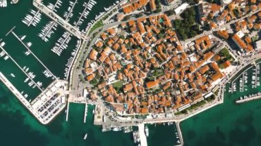 Biograd na Moru, liman manzaralı, rıhtımda gemileri ve yatları var. Hırvatistan 'ın Dalmaçya bölgesinde, Adriyatik Denizi kıyısında eski Avrupa mimarisi, tatil beldesi