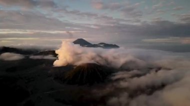 Bromo Volkanı 'nın puslu manzarası. Java Ulusal Parkı 'nda Semeru Dağı' yla sisli bir sabah.