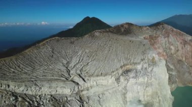 Kayalık tepeleri ve etkileyici manzarası olan görkemli volkan sırası.