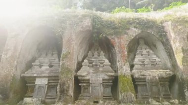 Pura Gunung Kawi kraliyet mezarları. Antik Bali Tapınağı cazibesi, Ubud 'daki tarihi kayalık tapınak