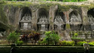 Pura Gunung Kawi kraliyet mezarları. Antik Bali Tapınağı cazibesi, Ubud 'daki tarihi kayalık tapınak