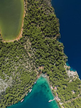 Hırvatistan 'ın başkenti Hırvatistan' daki Telascica körfezi kıyısındaki iskeledeki lüks yatlar ve küçük gemilere bakan insansız hava aracı