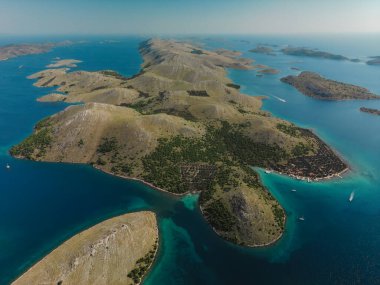 Hırvatistan 'da kayalık adalar ve uçurumlarla dolu Kornati takımadalarının insansız hava görüntüsü, ünlü deniz yelkenciliği merkezi
