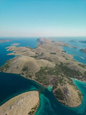 Hırvatistan 'daki Kornati takımadalarının insansız hava görüntüsü, yamaçlarında kozalaklı ağaçlar büyüyen adalar